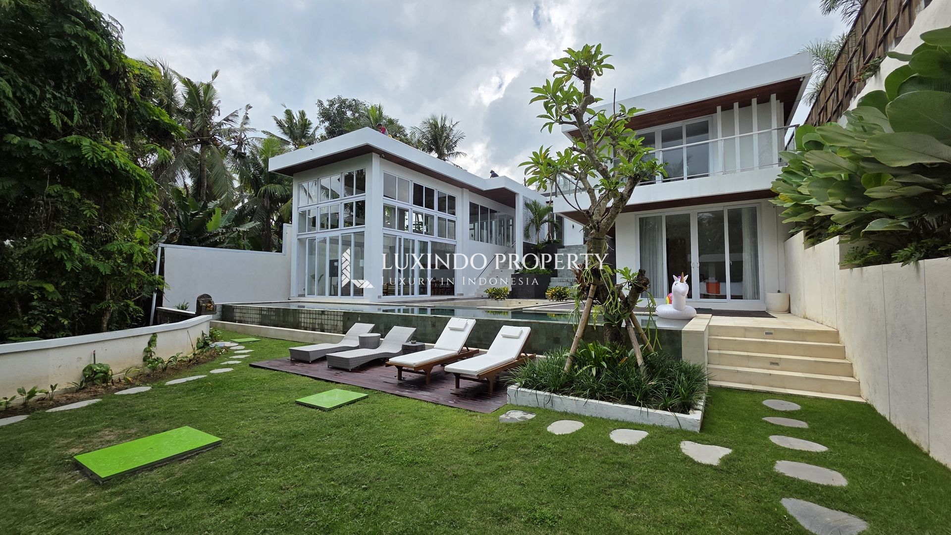 NYANYI - LUXURIOUS RIVERFRONT VILLA FOR RENTAL (RV446)